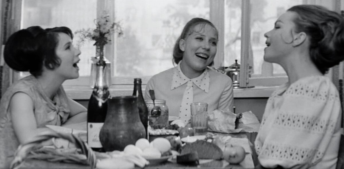 Татьяна Степанова (Катя), Инна Чурикова (Паша) и Валентина Теличкина (Валя)