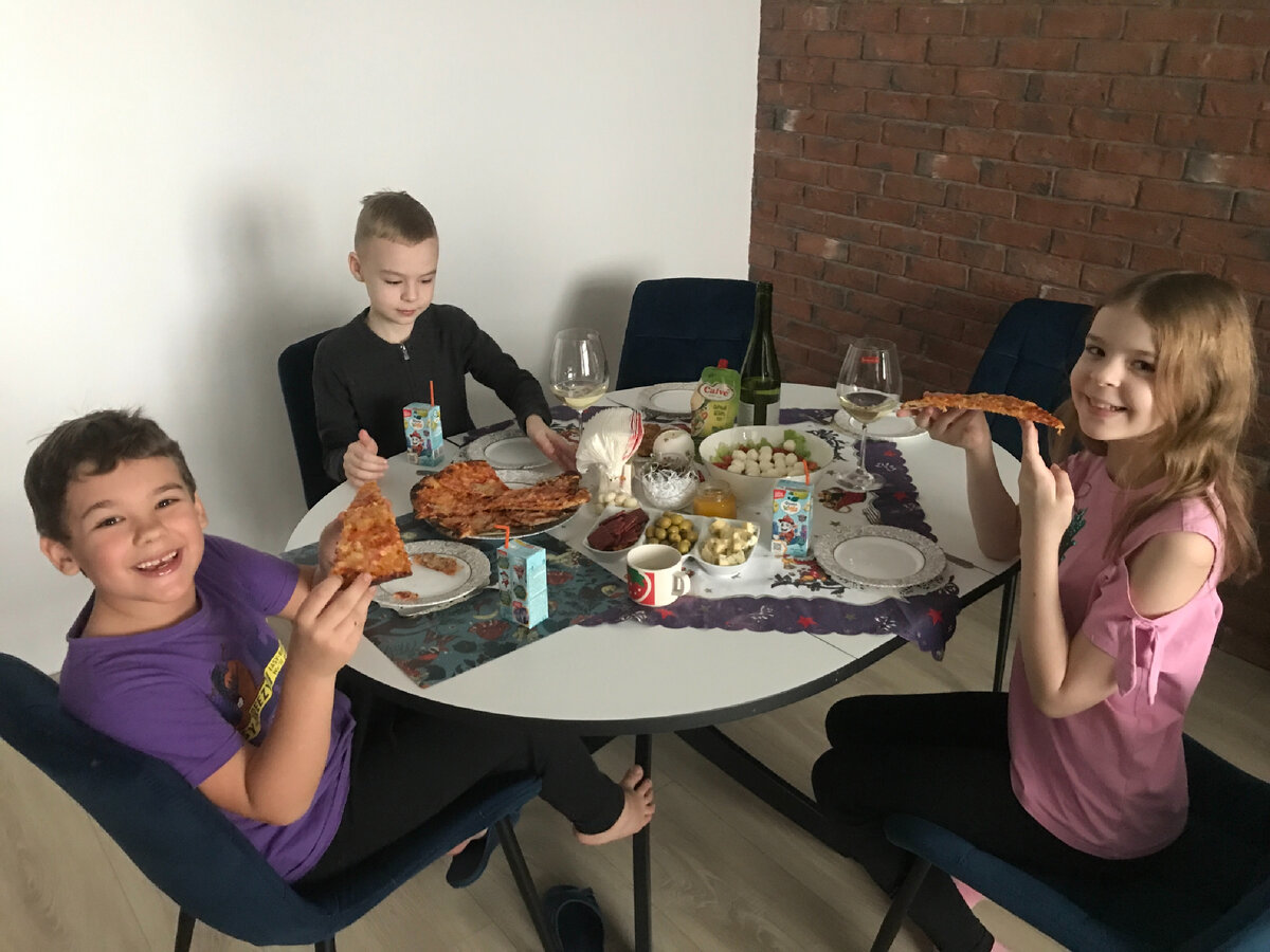 Теперь площадь квартиры позволяет сыну друзей приглашать