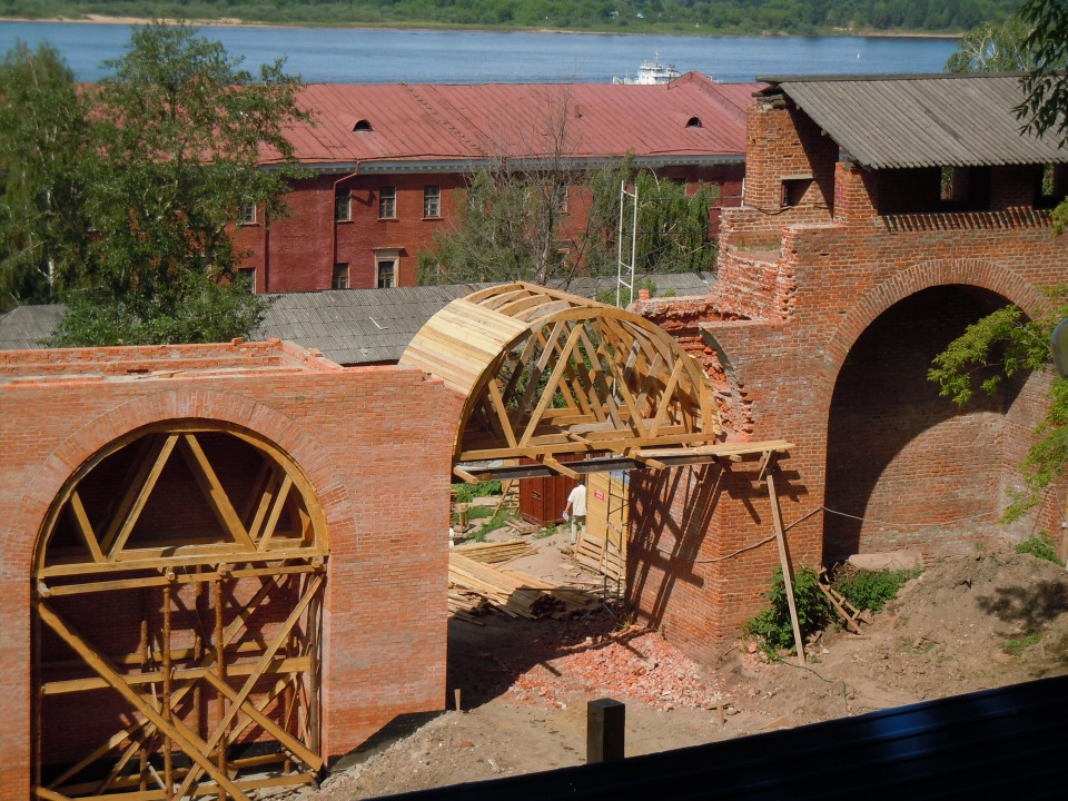 28 апреля 2012 г. Снова к Зачатской башне. Кадры не мои: http://www.skyscrapercity.com/showthread.php?t=1366667&page=20. Добрались до арок проезда. Справа, за берёзой, виден вход в башню.-27