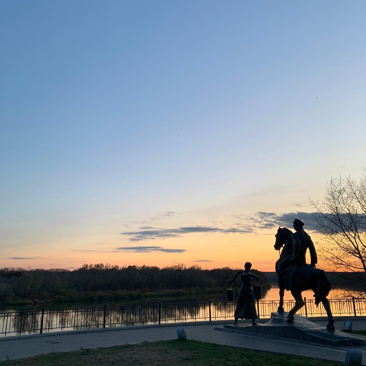 Памятник Григорию и Аксинье