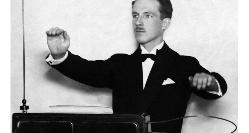  Лев Термен играет на терменвоксе, а ручки то вот они!