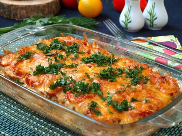 Ингредиенты
Картофель - 5-6 шт.

Фарш мясной - 300 г

Помидоры - 3-5 шт.

Сыр твёрдый - 100 г

Сметана - 4 ст.л.

Чеснок - 4-5 зубчиков

Вода - 50 мл

Прованские травы - по вкусу

Соль, перец - по вкусу