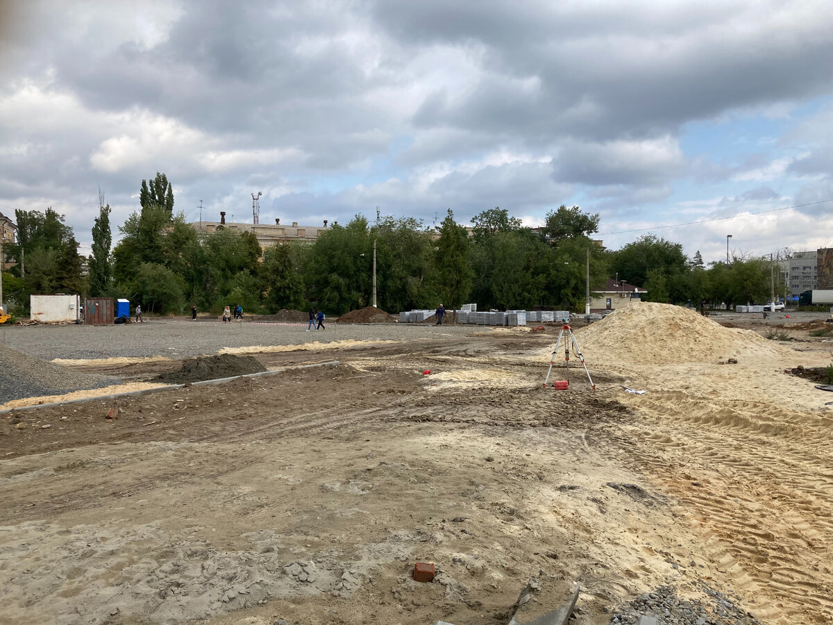 Скоро тут брусчатка будет. А пока - вот так.