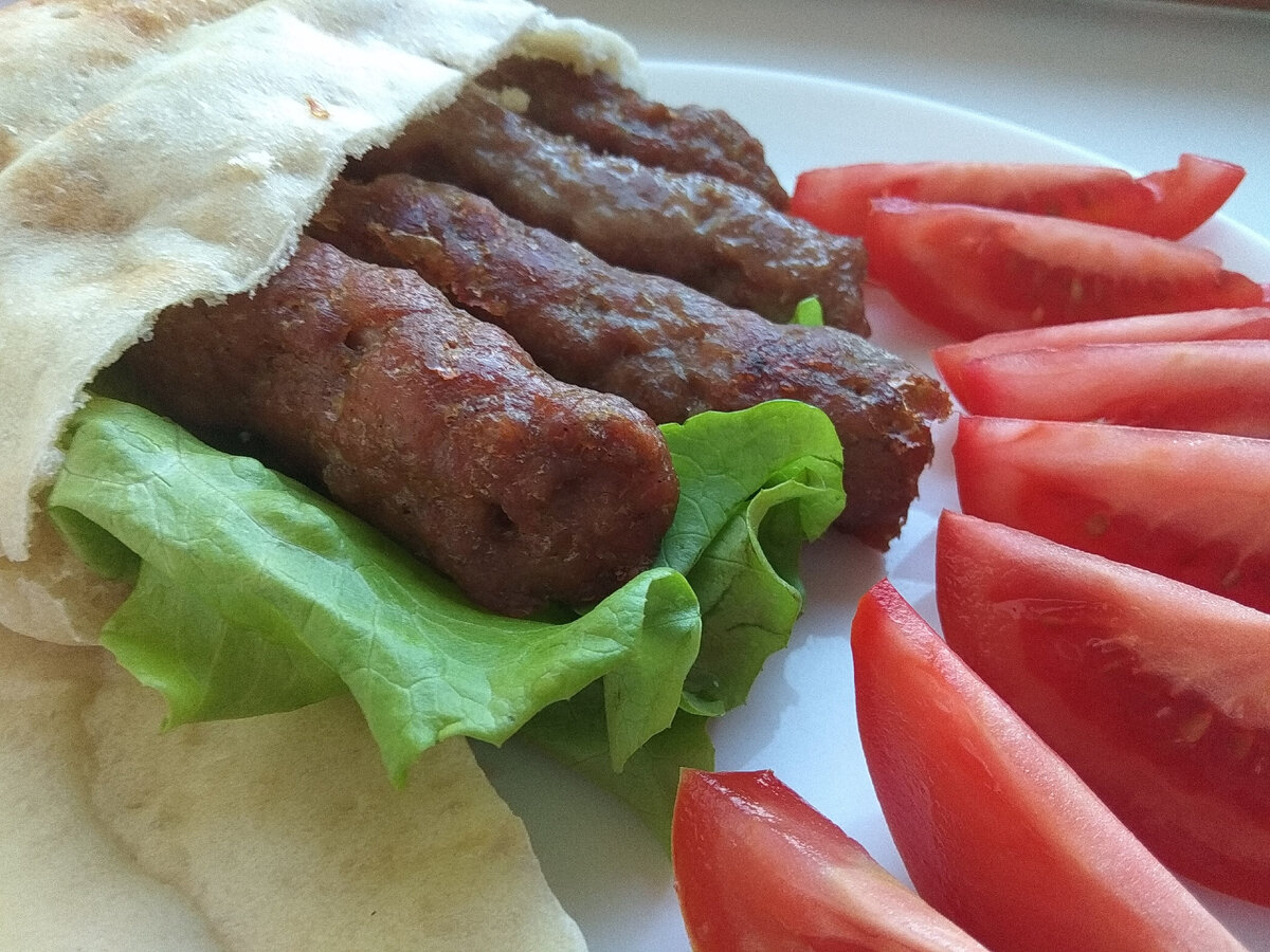 Чевапчи или чевапчичи - традиционное балканское блюдо, в котором кроме фарша почти ничего не добавлено!