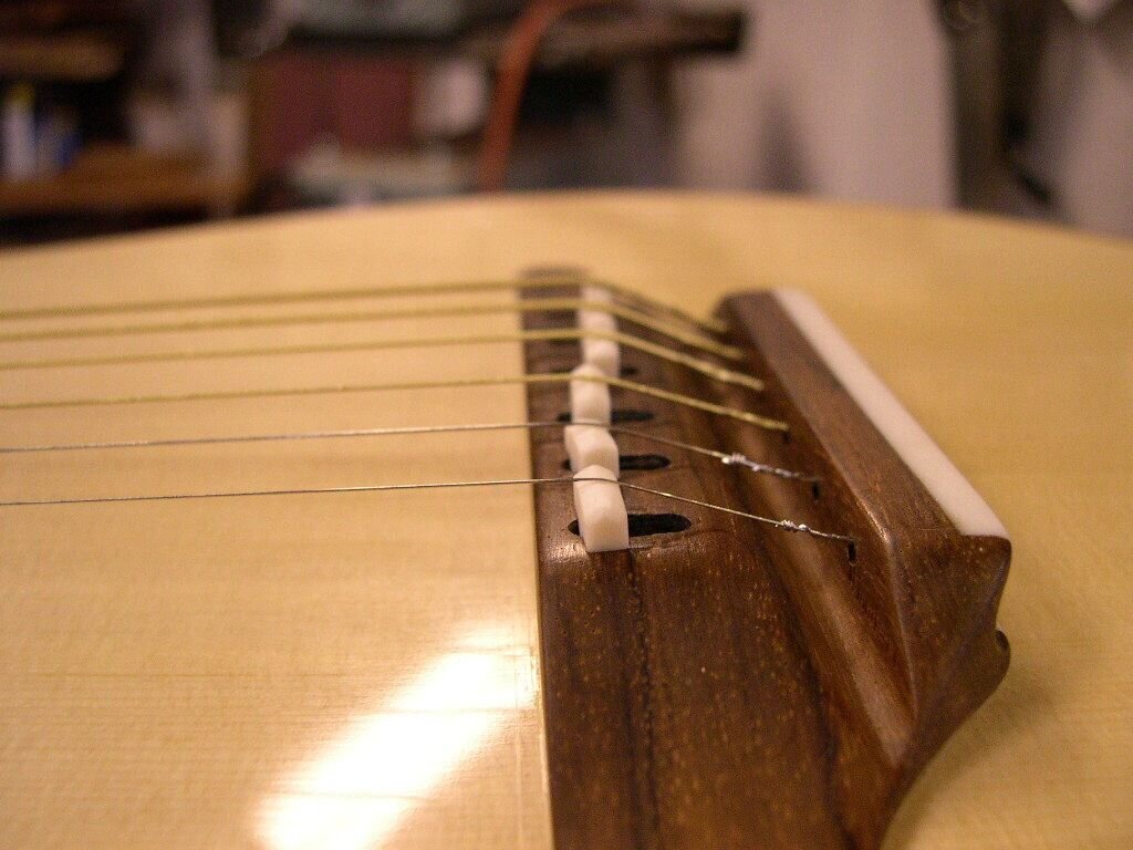 Делаем бридж. Бридж для 12 струнной акустической гитары. Нижний порожек для семиструнной гитары. Верхний порожек для Yamaha f340. Бридж струнодержатель для акустической гитары.