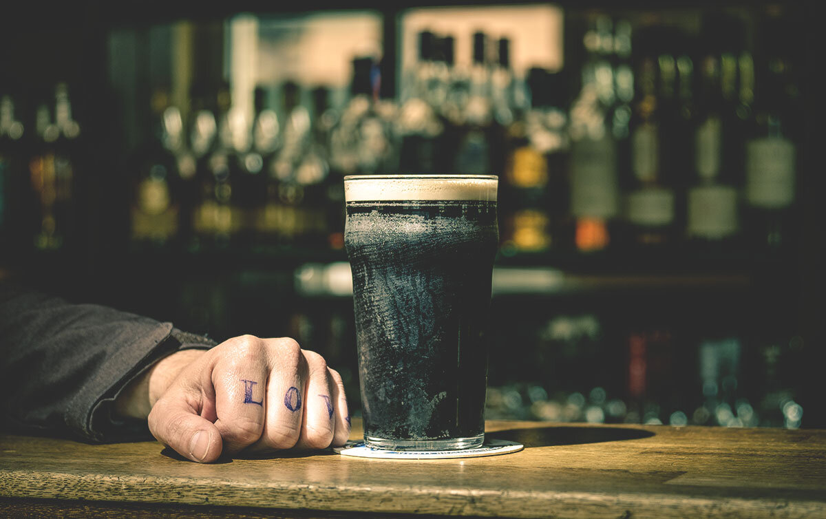 Гном и человек сидели за столиком в углу зала и неспеша потягивали пиво...   (источник изображения  statusmen.ru)