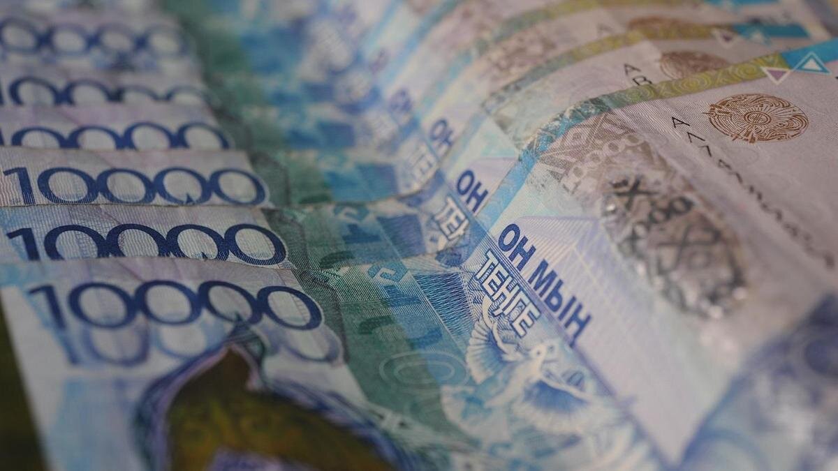    Купюры тенге номиналом в 10000:NUR.KZ/Владимир Третьяков