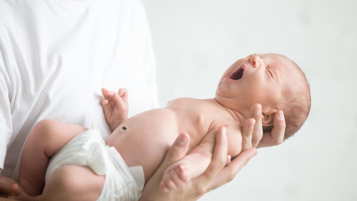    Новорожденный на руках родителя:Freepik