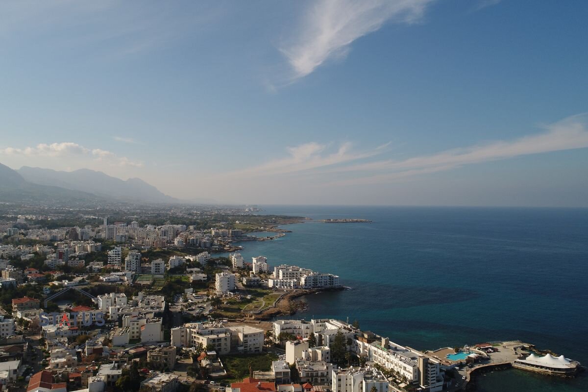 Завораживающая природа, широкие песчаные пляжи, чистое море, уникальные памятники истории и культуры, сравнительно невысокие цены на недвижимость – основные причины, почему жилье Северного Кипра всё-3