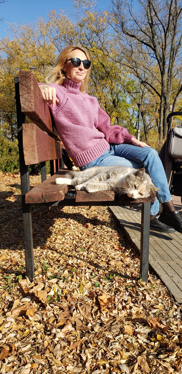 Вот очередной свитер,  который связан регланом сверху. 