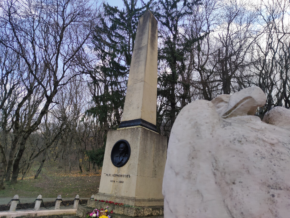 Ракурс понравился. Орёл ( символ государства Российского) вроде как ухмыляется.