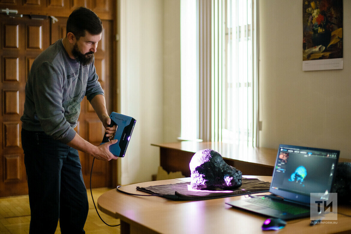 ​Иван Болотский: «Чем интересна эта находка – пять позвонков крестцового отдела найдены в их естественном сочленении, то есть это полная последовательность позвонков крестцового отдела». Фото: © Салават Камалетдинов / «Татар-информ»