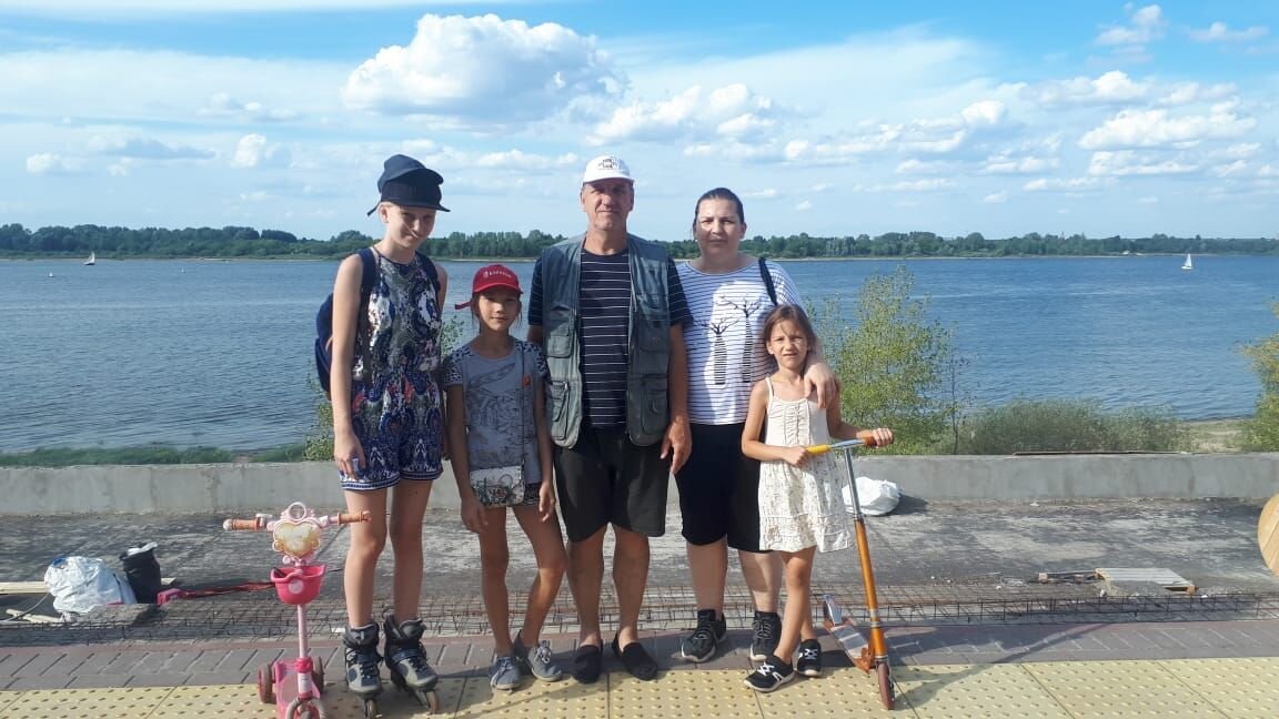    Папа года Евгений Лапин с супругой и младшими дочками Мария Материкова