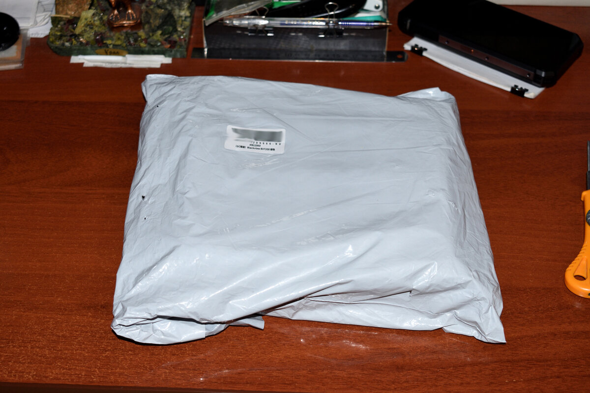 На обратной стороне наклейка со штрих-кодом.