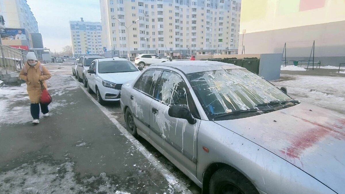     В Тюмени неизвестные закидали яйцами автомобиль, припаркованный во дворе дома на улице Беловежская, 15.Фотографии пострадавшей машины опубликовали в социальных сетях очевидцы.