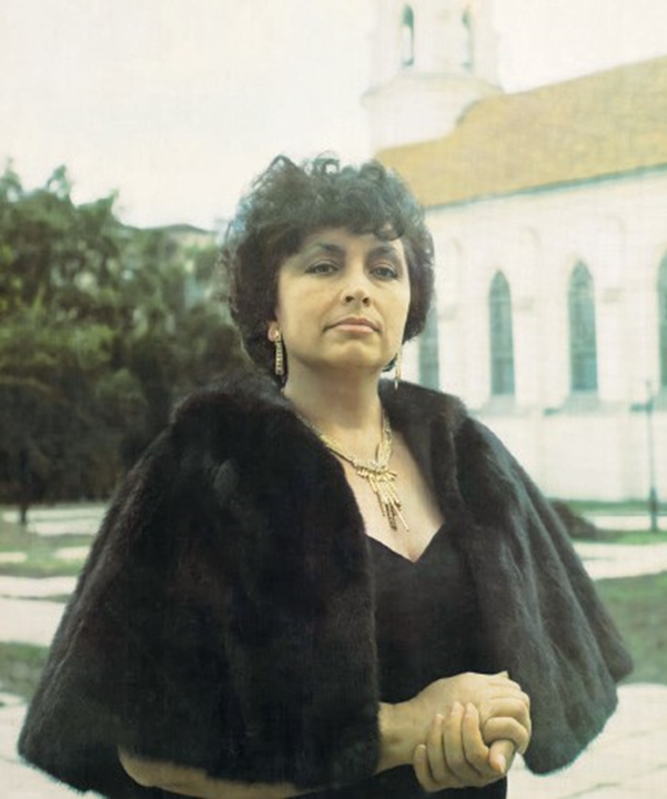 на фоне Камерного ззла Белгосфилармонии (костел Св. Роха)