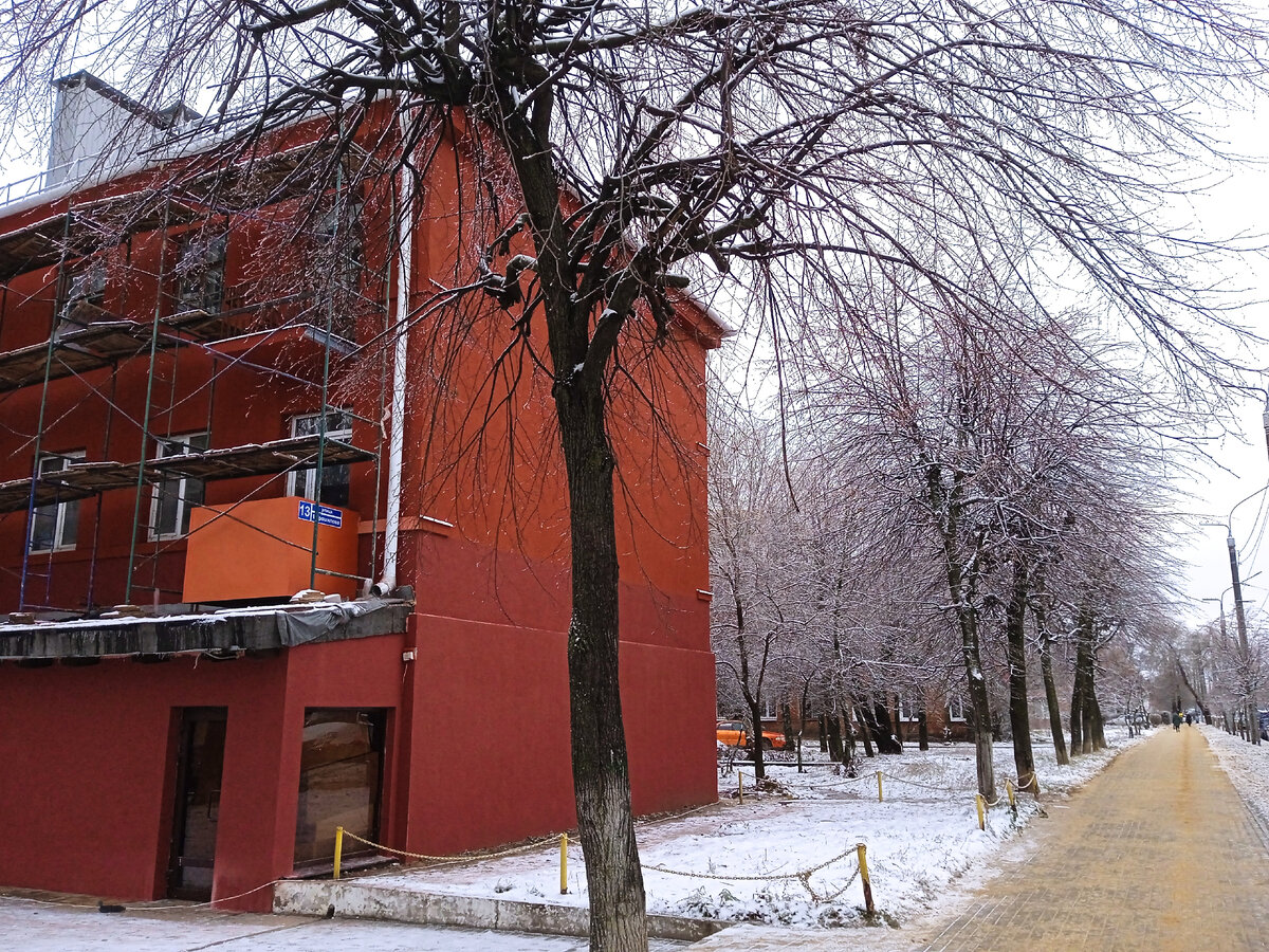 На торцевой стороне дома, выходящего на ул. Ворошилова, покраска завершена