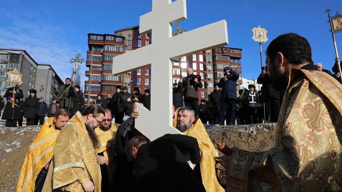     Жители Махачкалы выступили против строительства храма в городском парке, о закладке фундамента здания сообщил новый мэр города, возмущенные комментарии махачкалинцы оставили в его Telegram.