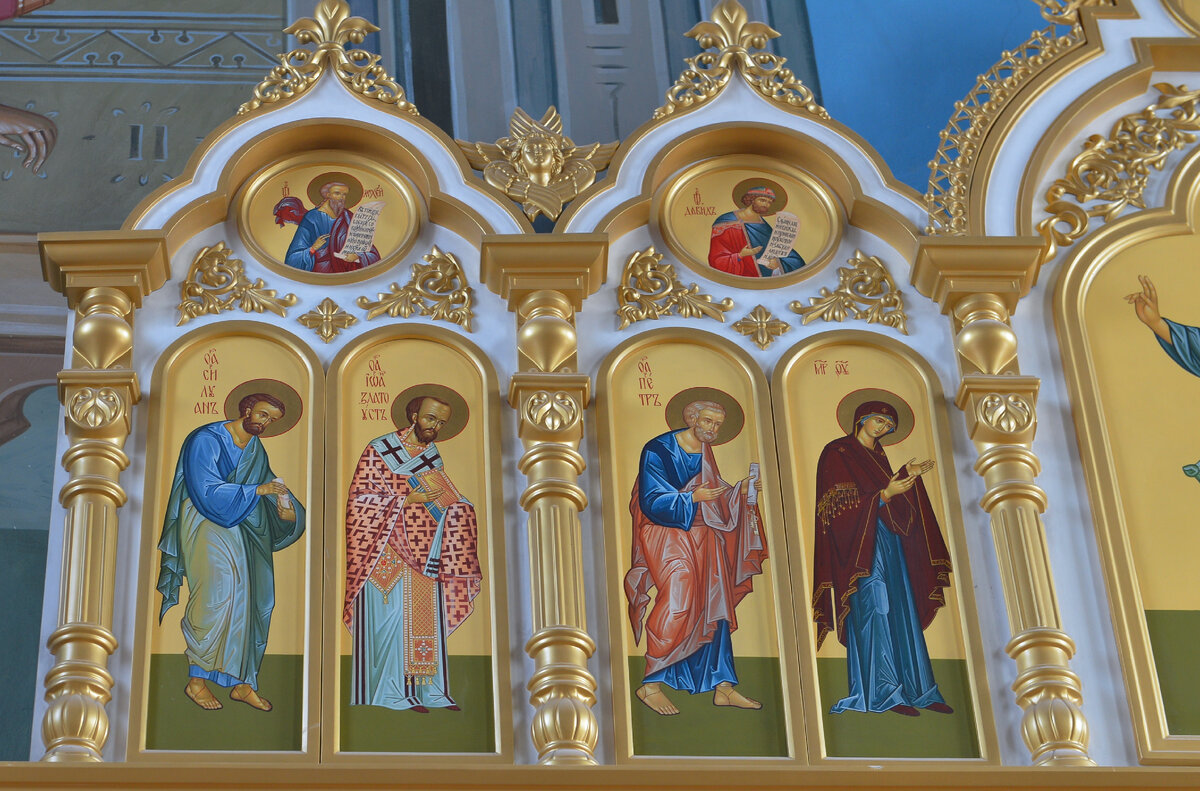 Храм Успения Пресвятой Богородицы "за верхом" г. Калуга. Фрагмент центрального иконостаса.  Иконография святителя Иоанна Златоуста не отличается от общей иконографии святителей. Святитель Иоанн Златоуст изображается в  крещатой фелони, с Евангелием в руках. 