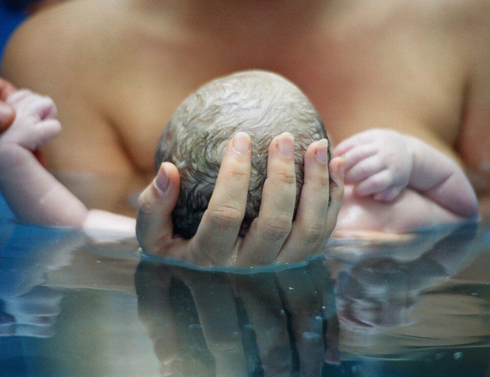 Роды в воде. https://1beremennost.ru/169-rody-v-vode.html Роды в воде могут быть в родильном доме.