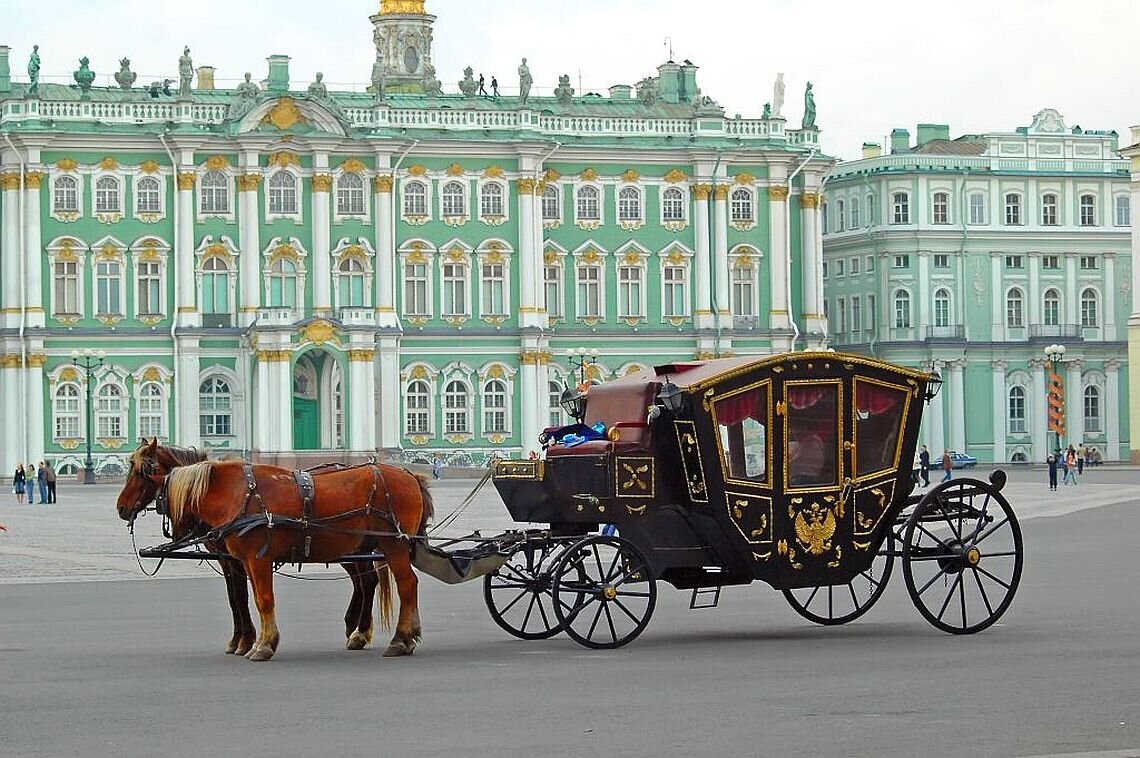 Почти как в старые времена. На Дворцовой площади в Санкт-Петербурге. Фото из открытых источников