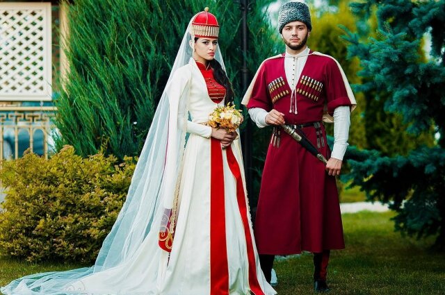 Национальная кавказская одежда для свадьбы выглядела не менее самобытно, чем повседневная
