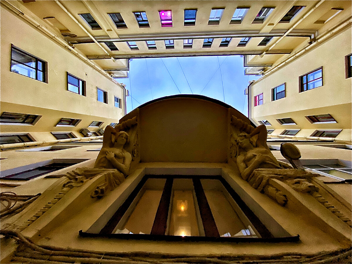 Двор дома 21 по 4-й линии ВО