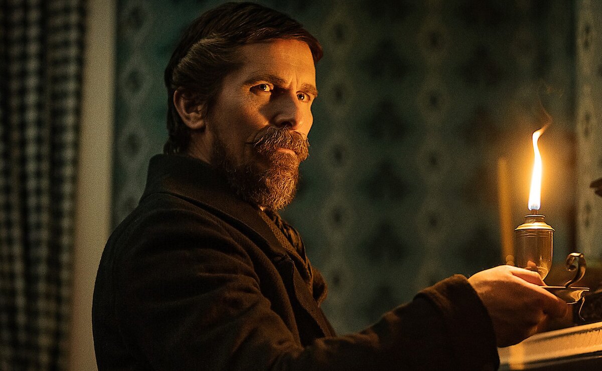 Кристиан Бэйл в фтриллере "Всевидящее око"(2022).