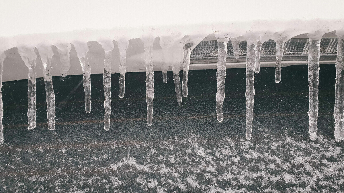     В Удмуртии ожидается ледяной дождь. Он начался 18 декабря и продлится по 19 декабря. Об этом на своих страницах в соцсетях сообщил глава региона Александр Бречалов.