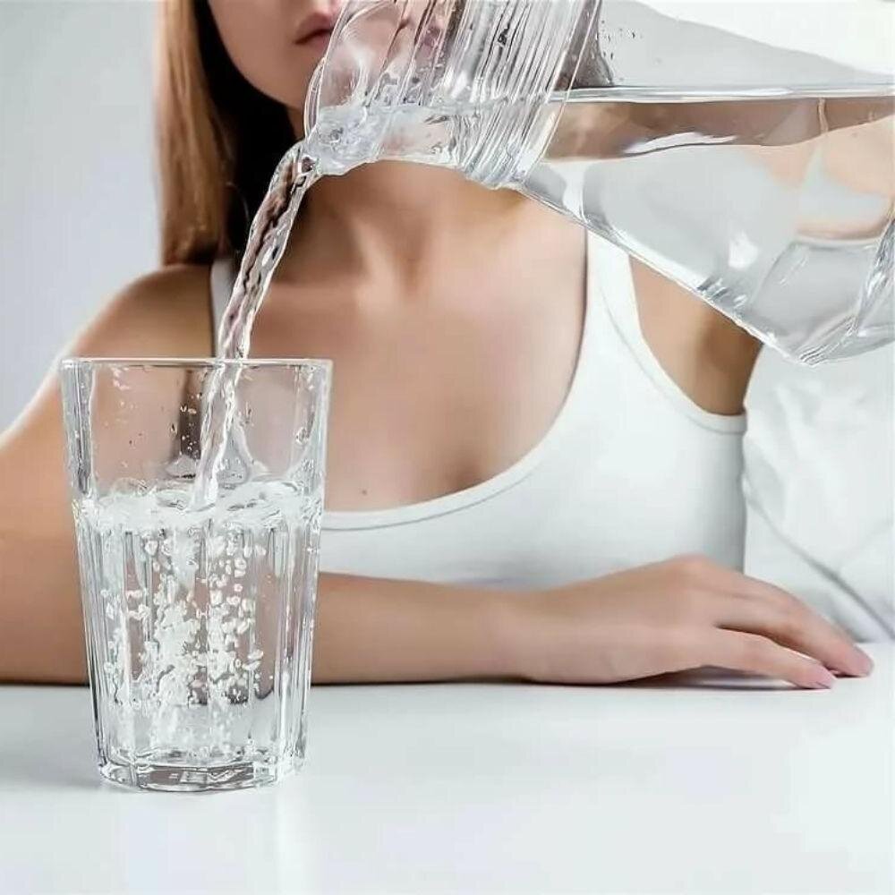 Налей водичку. Девушка пьет воду. Девушка пьет стакан воды. Пить соду. Женщина со стаканом воды.