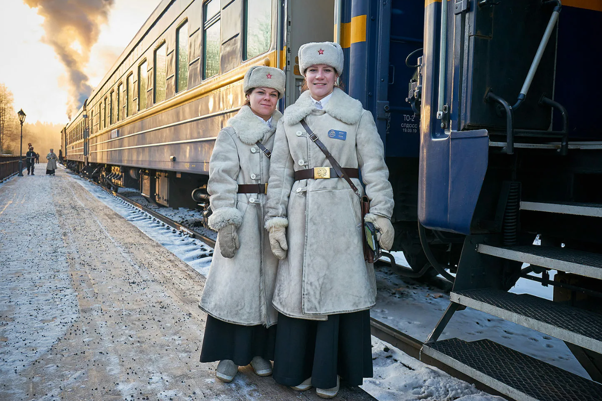 The train journey from moscow. Ретропоезд Рускеала. Рускеальский экспресс проводники. Рускеала поезд проводники. Рускеальский экспресс вагоны.