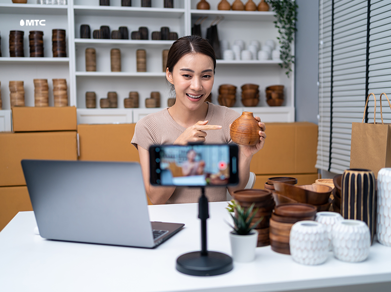 Стримы Алии — это рассказы о вазах и подставках, которые она делает, и мастер-классы по их созданию.