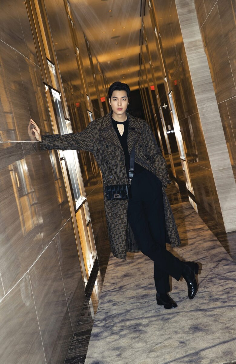 Ли Мин Хо на сентябрьском показе Fendi, все что на виду в пересчете вон на рубли 500 тыс. рублей.