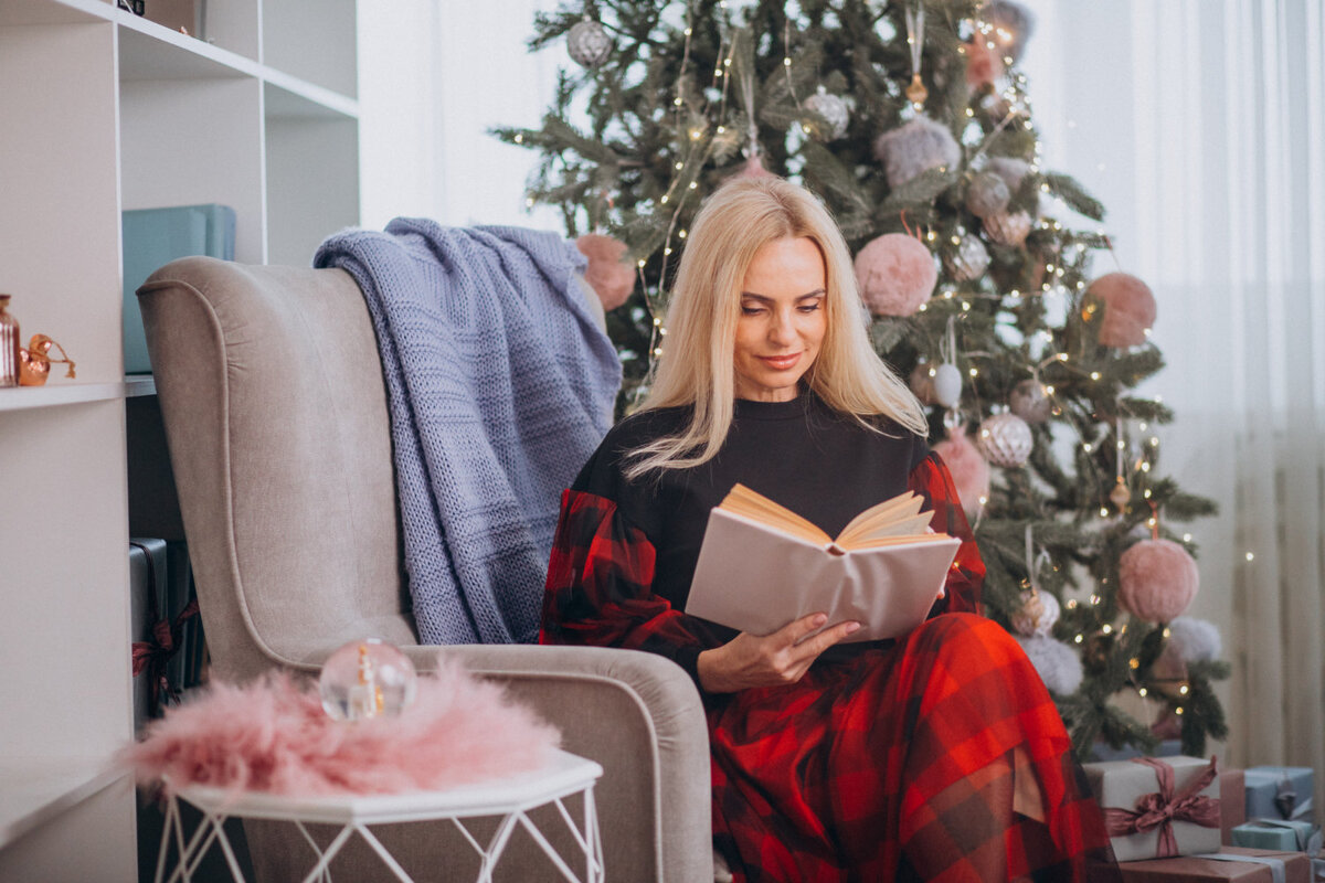    Книги создают новогоднее настроениеfreepik.com