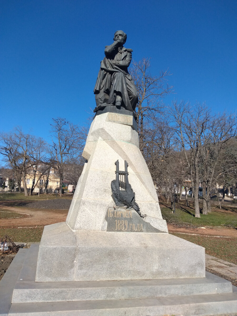 Фото автора. Этот памятник находится в самом центре города Пятигорска