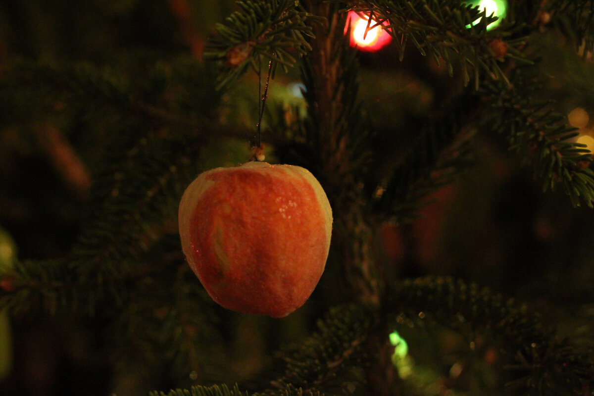 Яблоко из ваты. Фото автора