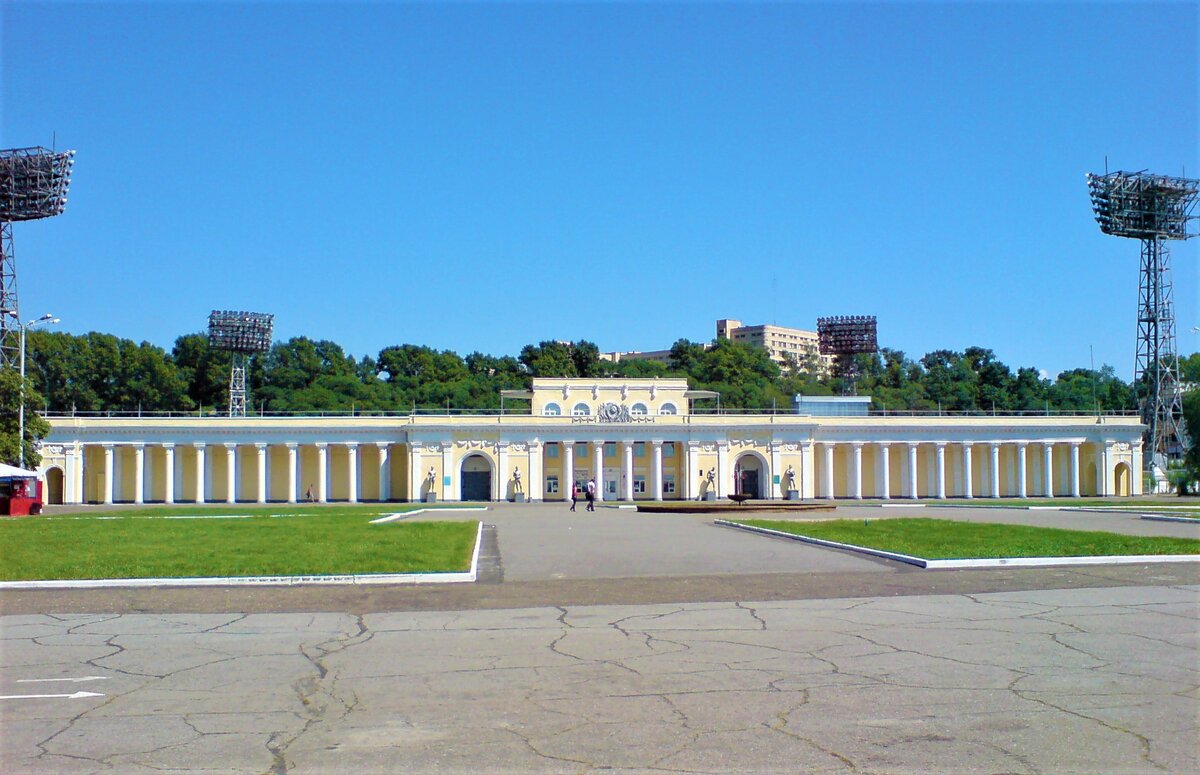 Западная (Центральная) трибуна стадиона в Хабаровске в 2009 году. Собственное фото.