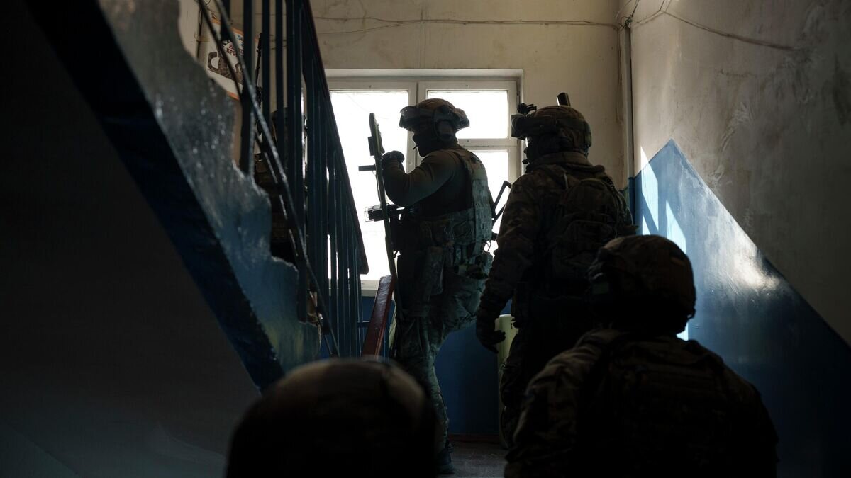    Сотрудники СБУ во время рейда в Харькове© AP Photo / Felipe Dana