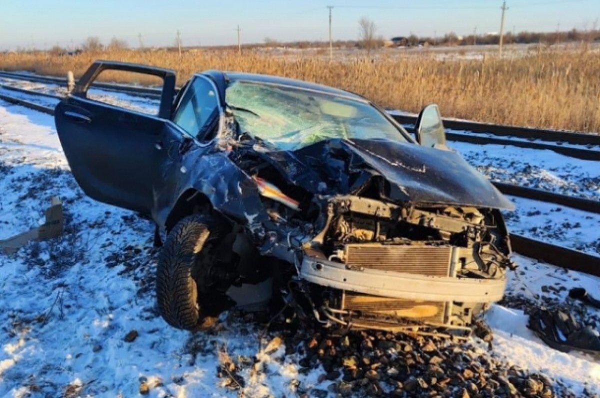    Пассажирский поезд смял иномарку, выехавшую на пути под Волгоградом