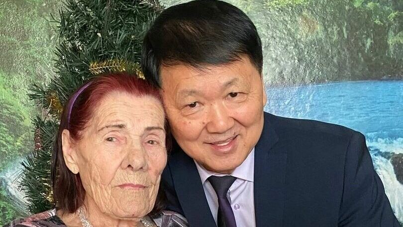     Клавдию Семеновну Стюфееву поздравил спикер Заксобрания Забайкалья Юрий Кон. Он вручил ей цветы и подарки.