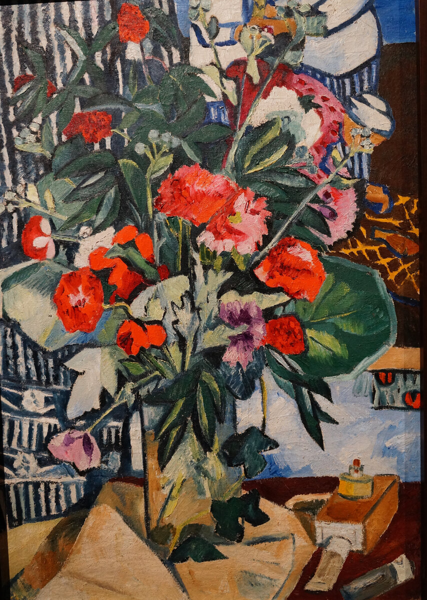 Наталья Гончарова (1881-1962). БУКЕТ И ФЛАКОН КРАСОК. 1909. Холст, масло. Приобретено Советом Третьяковской галереи. 1913. ГТГ