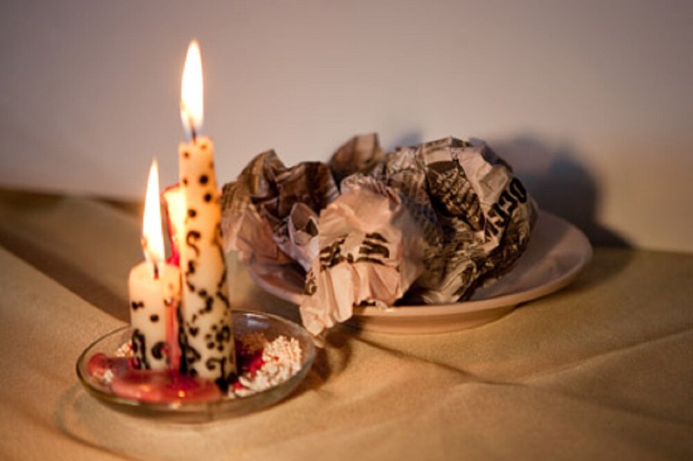 Скомканую бумагу выкладываем на тарелку, советую сразу посмотреть на фигуру отбрасываемой тени ,она также имеет большое значение.