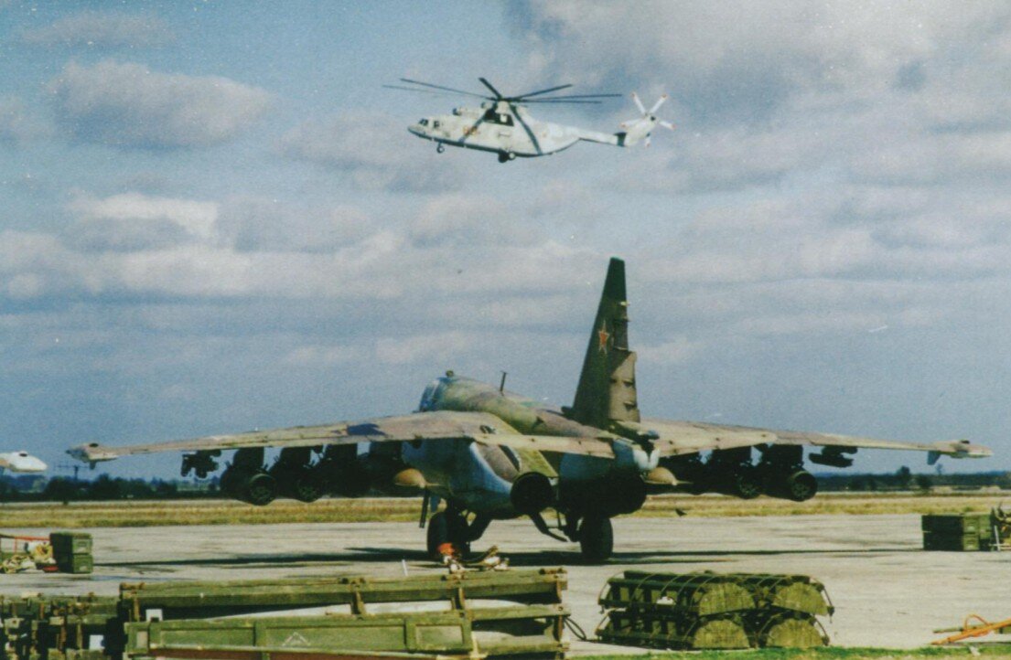 Штурмовик Су-25 и тяжёлый вертолёт Ми-26