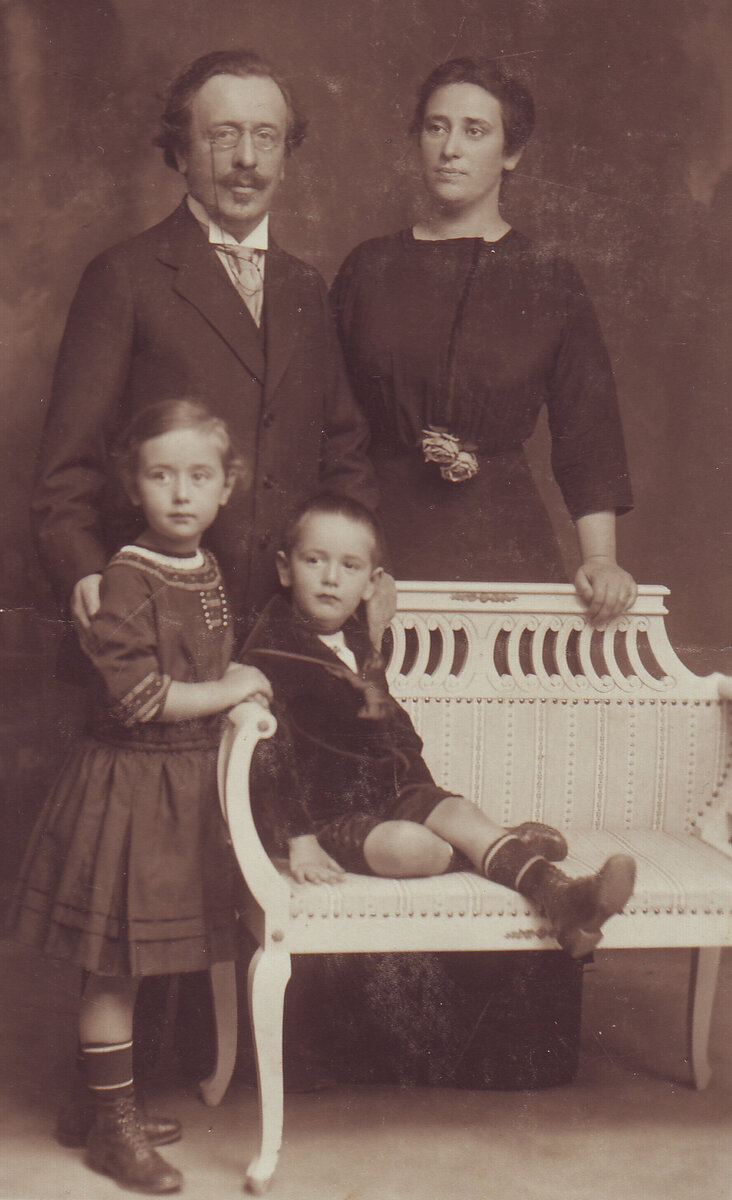 Давид Ландау с женой и детьми Соней и Лёвой. 1910 г. 