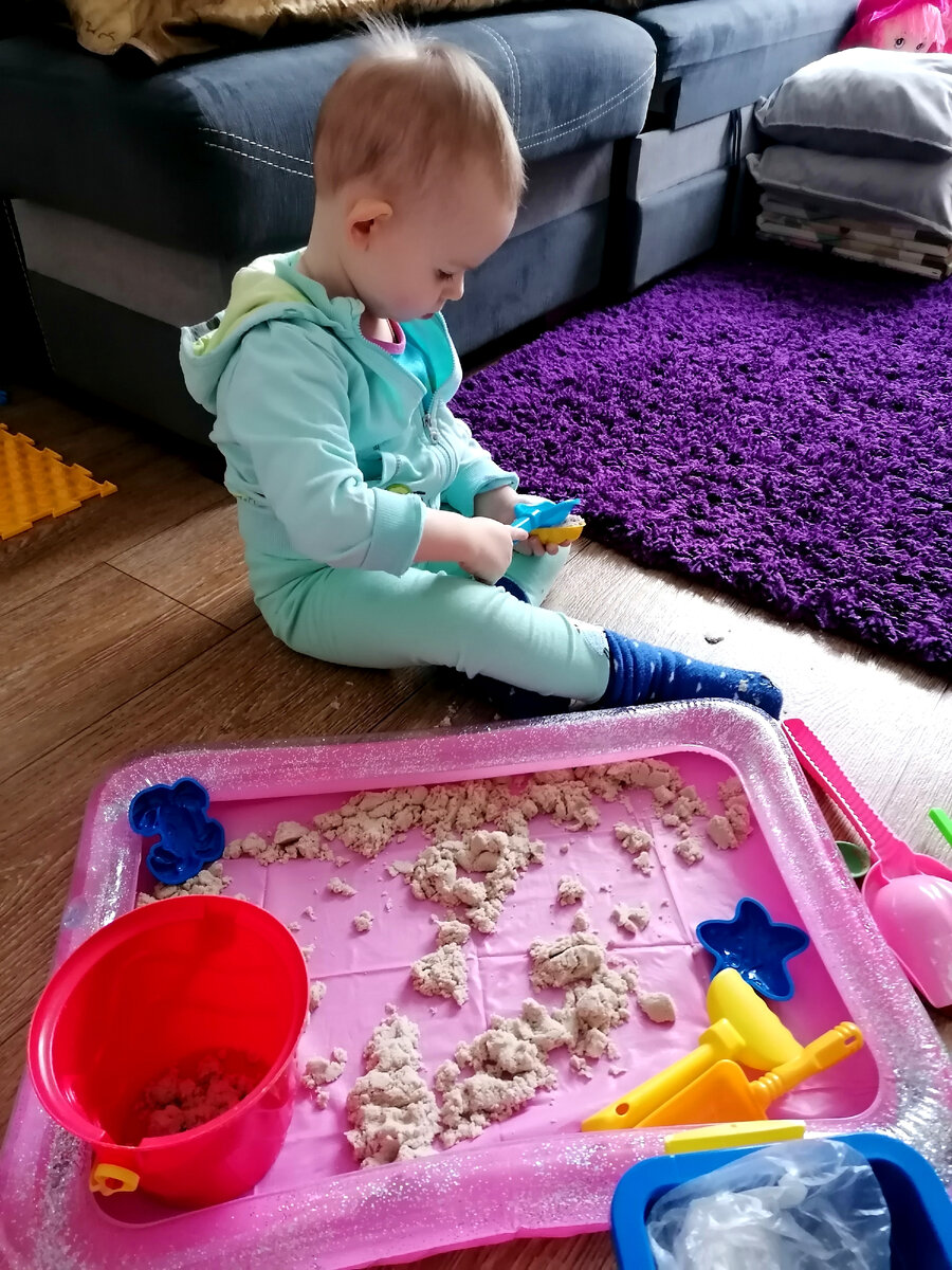 Один из отвлекающих вариантов для 2го часа работы, но необходимо быть готовым, что кинетический песок полетит по квартире в любую минуту