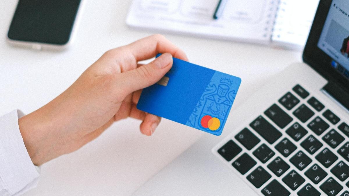    Женщина держит банковскую карту:pexels.com