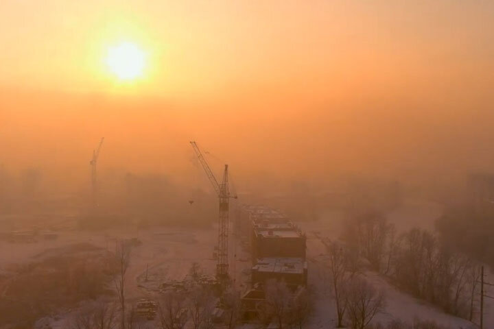 Скриншот видео Минприроды Хакасии. Абакан во время действия режима черного неба 