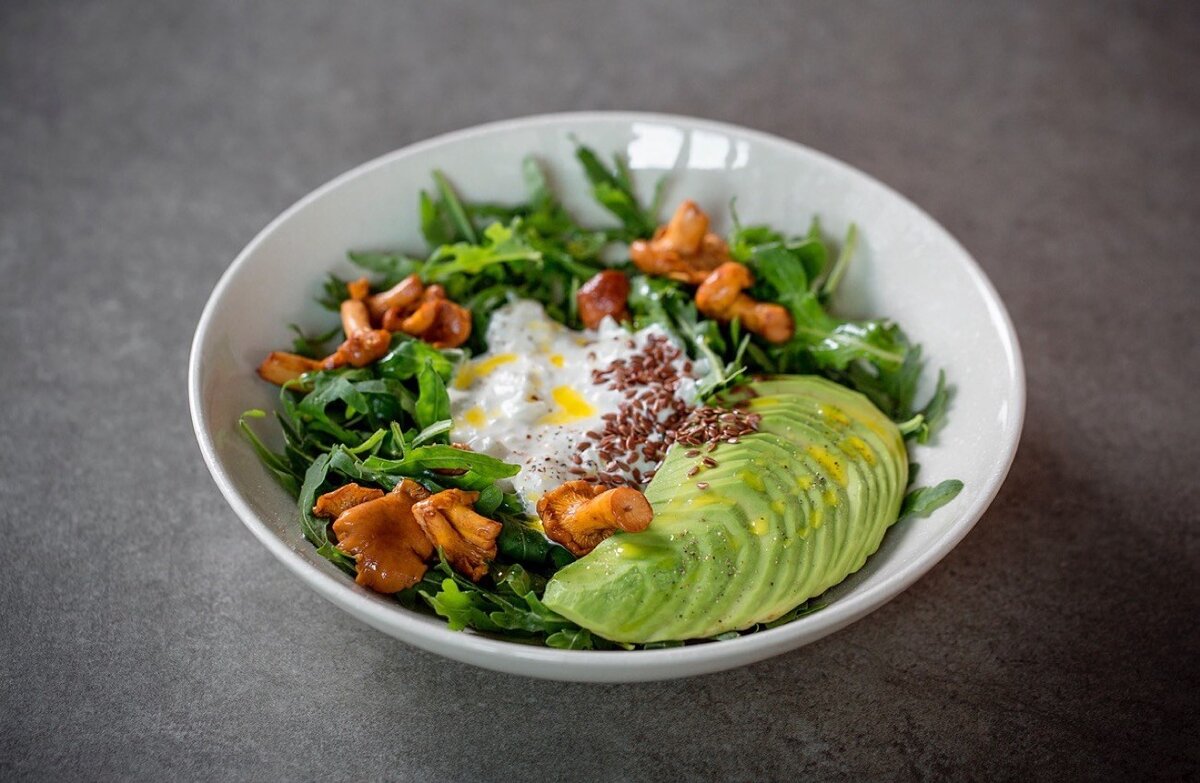    Боул с лисичками, авокадо и семенами льна