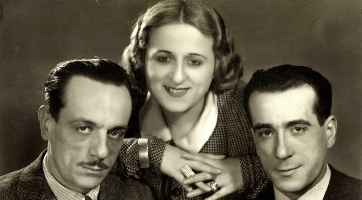 Титина Де Филиппо - дочь Эдуардо Скарпетты  (великий неаполитанский актер и драматург 19 века) и Луизы Де Филиппо, старшая сестра не менее легендарных актеров и драматургов Эдоардо и Пеппино