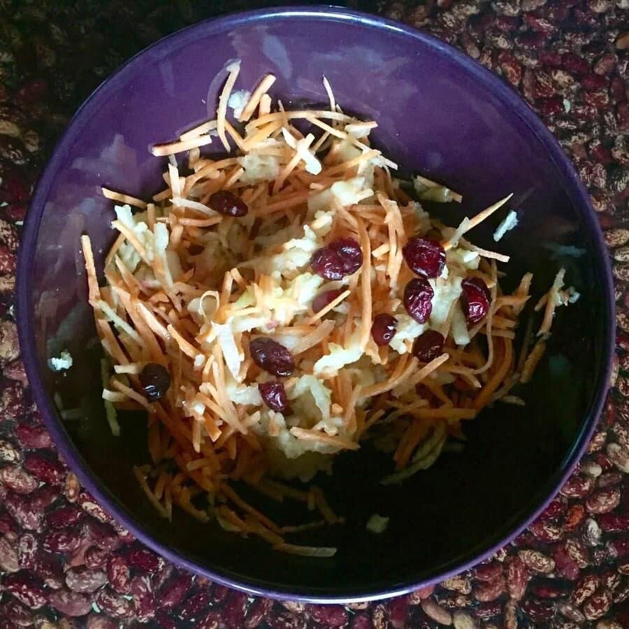 Салат яблоко/морковь/вишня